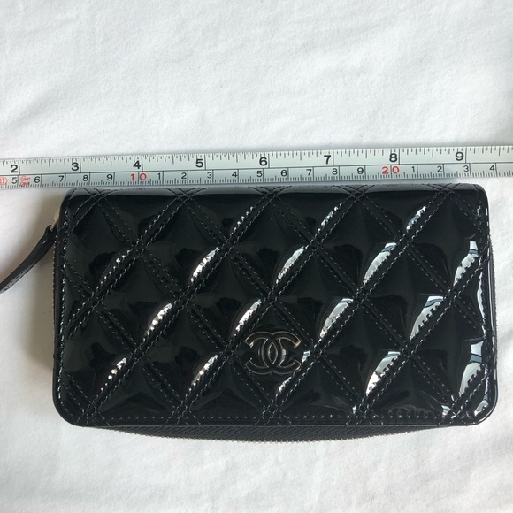 Auth Chanel patent leather zip around wallet - Picture 10 of 17